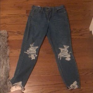 American Eagle size 4 ripped mom jeans